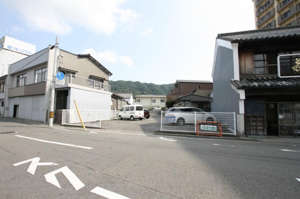 八田不動産駐車場