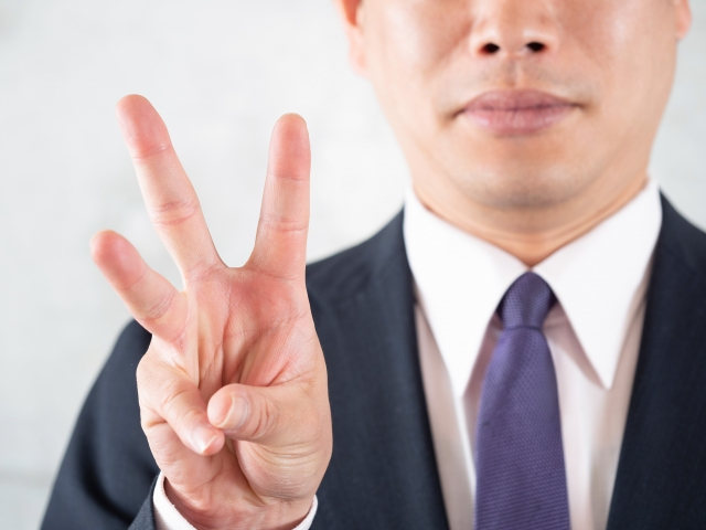 02-businessman-three-fingers