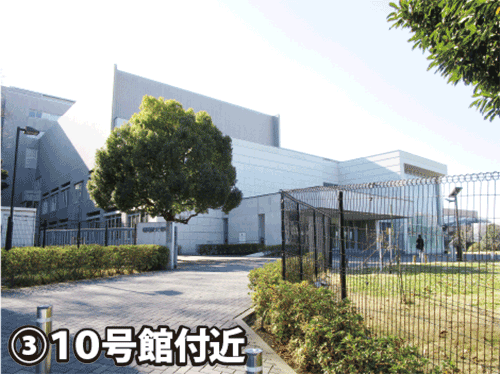専修大学の入口③(10号館付近)
