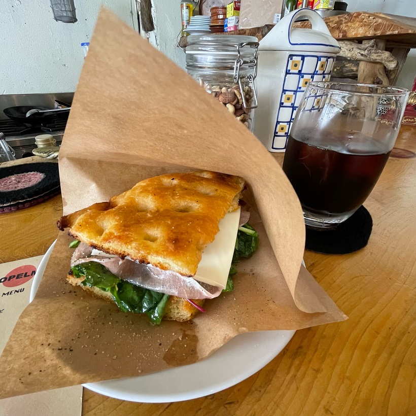 パニーニとアイスコーヒー