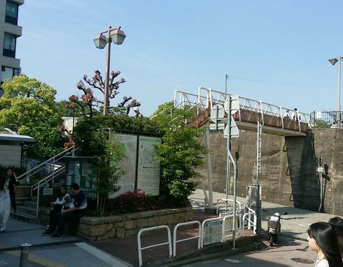 阪急芦屋川駅北プチ公園