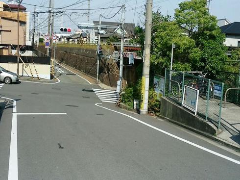 ④歩道橋下押しボタン交差点p