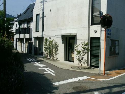 ⑤線路沿い最初のカーブミラー左折