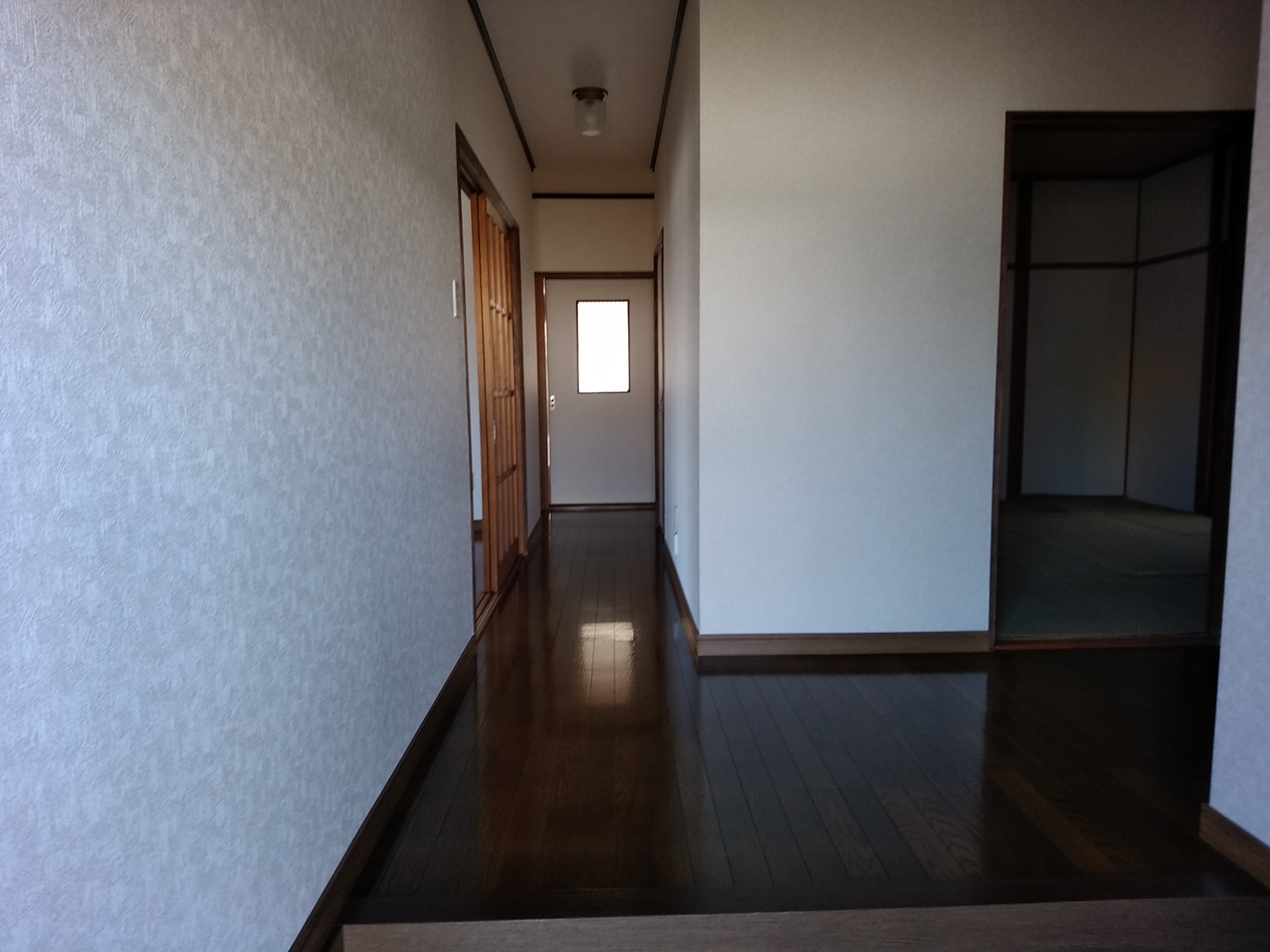 玄関側からみた廊下