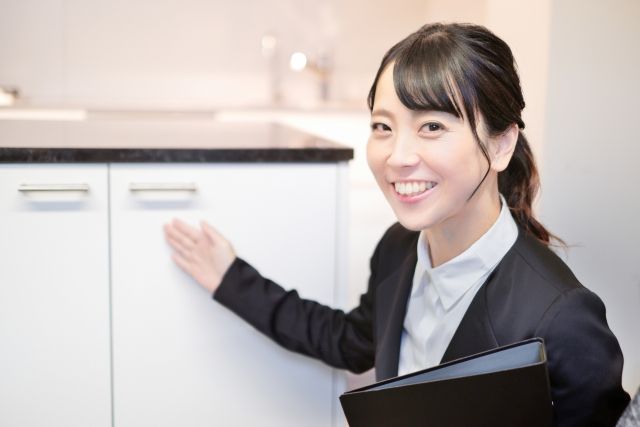 物件を案内する不動産業者