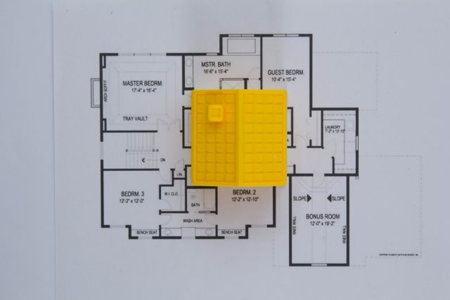 間取り図の上に置かれた家の模型
