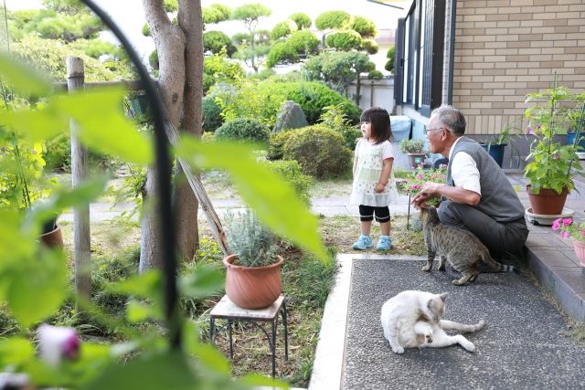 庭で寛ぐ家族