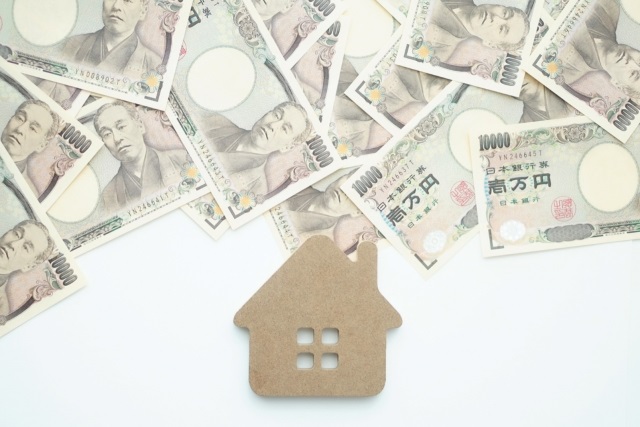 たくさんの1万円札と家