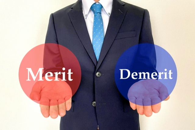 メリットとデメリットを持つスーツの男性