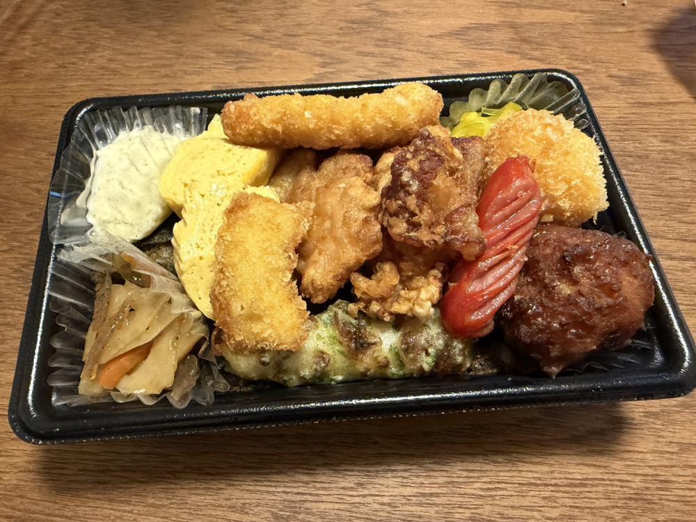 これは反則級のボリューム！お弁当屋「つくし」の土日限定スペシャル