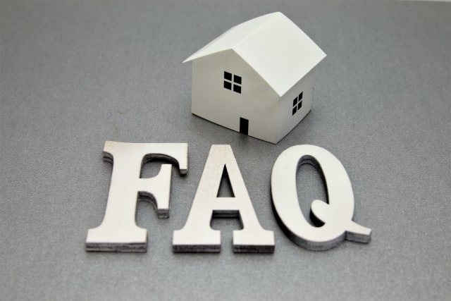 「FAQ」のロゴと戸建ての模型