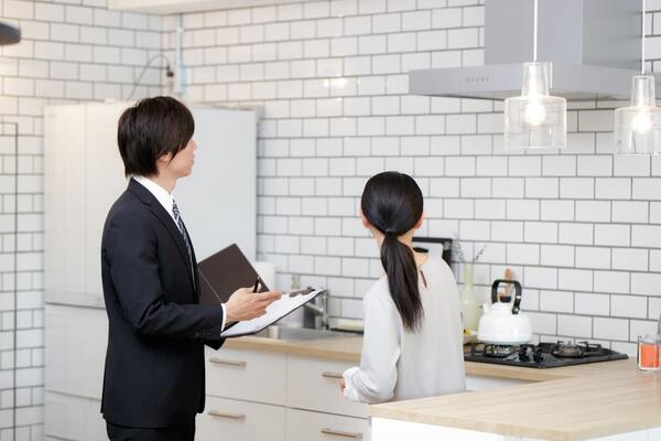 不動産査定をする男性