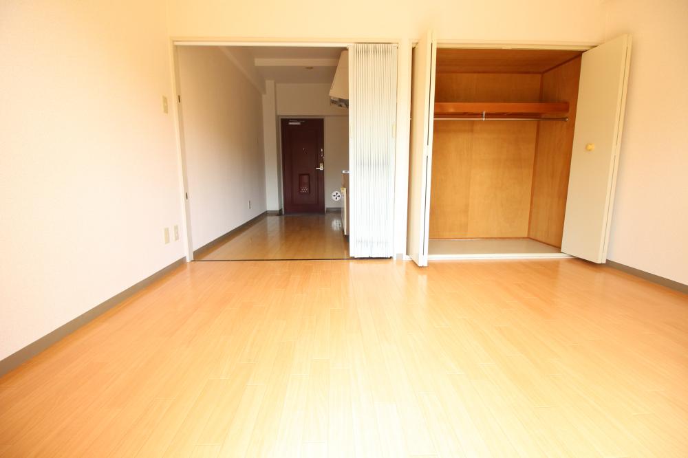 広島大学学生用の寮の居室写真（収納付き部屋）